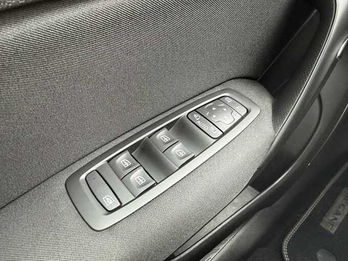 Renault Megane IV LIMITED Deluxe TCe 140 GPF NAVI AHK 